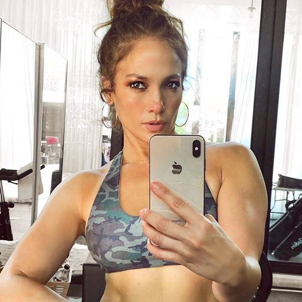 Jennifer Lopez Sets Record Straight About Mystery Man in Viral Selfie