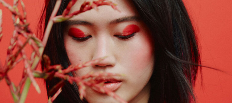 Jihoon Kim zeigt die verschiedenen Beauty-Facetten der Farbe Rot